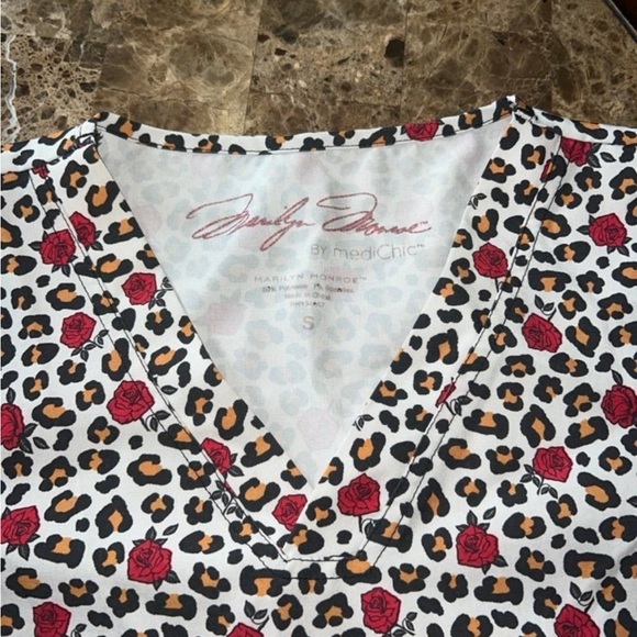 Small scrub to cheetah and rose print - Picture 4 of 5